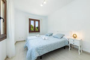 カプデペラにあるSestelのベッドと窓のある白い寝室 +16枚の写真