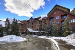 ein großes Gebäude mit Schnee davor in der Unterkunft 8858 The Springs Condo in Keystone