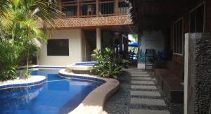 Bazén v ubytování birdwatchers beachfront hotel panglao nebo v jeho okolí