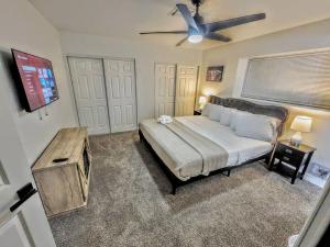 Ein Bett oder Betten in einem Zimmer der Unterkunft #72Diamond Ranch w/Pool&Spa: mins to LV Strip/UNLV