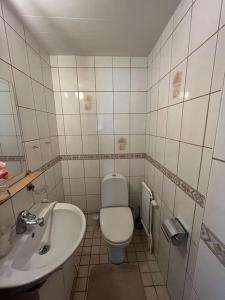 uma pequena casa de banho com WC e lavatório em Grand villa with great location! em Gotemburgo