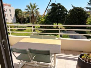 a table and chairs on a balcony with a view at Appartement 84m² avec 2 parkings privatifs in Villeneuve-Loubet