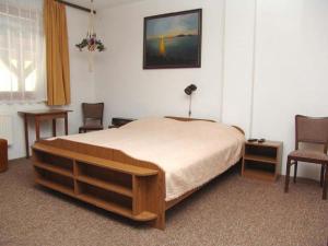 バラトンギュルクにあるEifert Házのベッドルーム1室(大型ベッド1台、椅子2脚付)