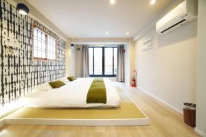 a bedroom with a large bed in a room at Estate Kuromon Bekkan E in Osaka