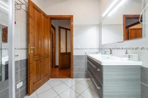 bagno con lavandino e porta in legno di Casa Suestellas 