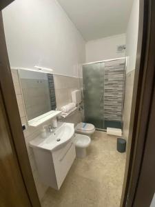 biała łazienka z toaletą i umywalką w obiekcie affittacamere San Michele w mieście Tarent
