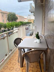 una mesa y sillas en un balcón con cactus en affittacamere San Michele, en Taranto