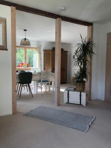 ein Wohnzimmer mit einem Tisch und einem Esszimmer in der Unterkunft GartenFerienhaus "AnnaLuise" in Schönau im Schwarzwald