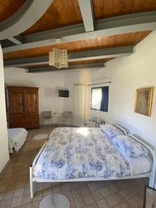 1 dormitorio con cama y lámpara de araña en I Silos Guest house, en Seriate