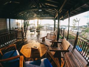 Un balcón o terraza en Cool Breeze Authentic Hotel Labuan Bajo Komodo