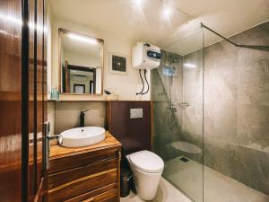 Bilik mandi di Cool Breeze Authentic Hotel Labuan Bajo Komodo