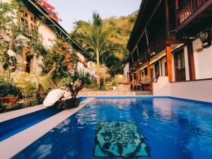 ラブハン・バジョにあるCool Breeze Authentic Hotel Labuan Bajo Komodoのテディベアとぬいぐるみがスイミングプールに座っている