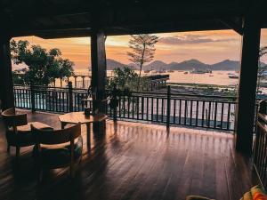 拉布安的住宿－Cool Breeze Authentic Hotel Labuan Bajo Komodo，客房设有一个享有水景的阳台。