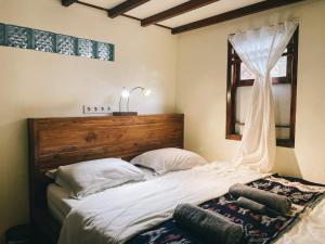 um quarto com uma cama e uma janela em Cool Breeze Authentic Hotel Labuan Bajo Komodo em Labuan Bajo