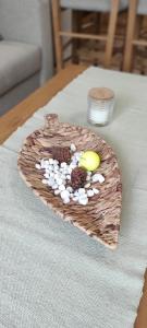 ラズロクにあるPirin Golf & Spa Greenside Studioの木皿の上に食べ物を載せたテーブル