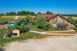 an aerial view of a house with a yard at Ô refuge di’vin in Bannay