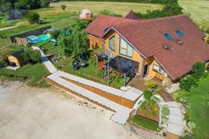 an overhead view of a house with a backyard at Ô refuge di’vin in Bannay