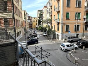 una calle de la ciudad con coches aparcados en la calle en Casa Bavosa, en Salerno