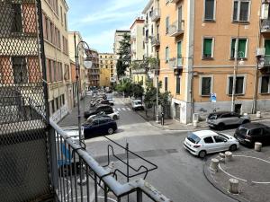 een stadsstraat met auto's op straat bij Casa Bavosa Via Fieravecchia, 26 in Salerno