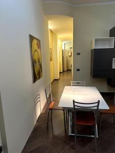 een eetkamer met een witte tafel en stoelen bij Casa Bavosa Via Fieravecchia, 26 in Salerno