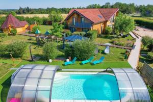 an aerial view of a house with a swimming pool at Ô refuge di’vin in Bannay