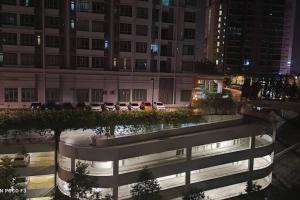 una vista de un edificio por la noche con coches en HA206 - WI-FI- NETFLIX-PARKING- SWIMMING POOL- CYBERJAYa, 3073 en Cyberjaya