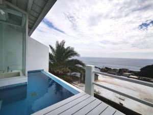 a swimming pool with a view of the ocean at Ample Villa 九份小希臘民宿 in Ruifang