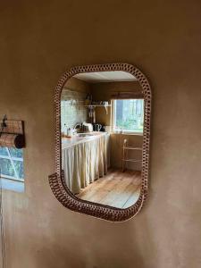 espejo colgado en una pared con cocina en Willem's Huisje, en Laren