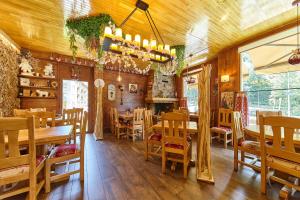 a dining room with wooden floors and tables and chairs at Apartaments La Neu-Mountain Lodges & Restaurant in Ordino
