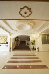 einen Flur mit einer Treppe in einem Gebäude in der Unterkunft Royal Palace Resort Bhagsunag in Dharamshala