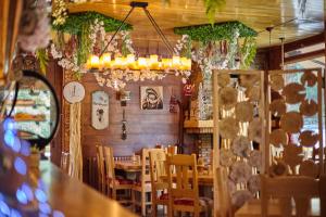 a dining room with a table and chairs at Apartaments La Neu in Ordino