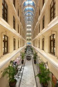 un pasillo con mesas y plantas en un edificio en JW Marriott Istanbul Bosphorus en Estambul