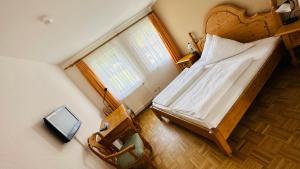 an overhead view of a bedroom with a bed and a window at Hotel Erbgericht in Bad Schandau