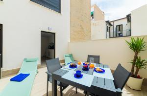 a dining room with a table and chairs at Bretón 17- Apartamentos con piscina climatizada en Alicante centro in Alicante +194 photos