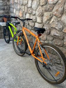 duas bicicletas estacionadas ao lado de uma parede de pedra em Rooms Verda em Senj