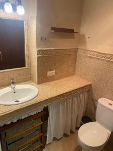 La salle de bains est pourvue d'un lavabo et de toilettes. dans l'établissement Estudio a 50m de la playa, à Matalascañas