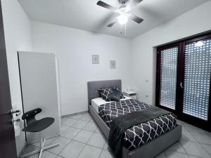 sypialnia z łóżkiem i wentylatorem sufitowym w obiekcie Appartamento Ortona Vista Mare w mieście Francavilla al Mare