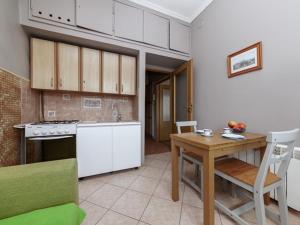 Kuchyň nebo kuchyňský kout v ubytování Jerozolimskie Apartments