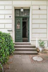 Exteriér nebo vchod ubytování Großzügige 185m2-Altbauwohnung in Bestlage 7Zimmer-2Bäder-2Küchen-2WCs