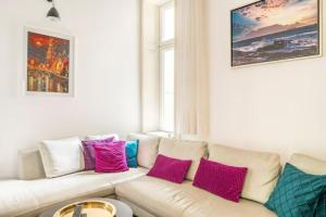 Posezení v ubytování Großzügige 185m2-Altbauwohnung in Bestlage 7Zimmer-2Bäder-2Küchen-2WCs