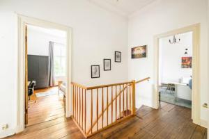 Fotografie z fotogalerie ubytování Großzügige 185m2-Altbauwohnung in Bestlage 7Zimmer-2Bäder-2Küchen-2WCs v Hamburku