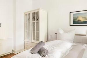 Postel nebo postele na pokoji v ubytování Großzügige 185m2-Altbauwohnung in Bestlage 7Zimmer-2Bäder-2Küchen-2WCs