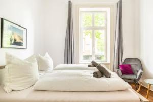 Postel nebo postele na pokoji v ubytování Großzügige 185m2-Altbauwohnung in Bestlage 7Zimmer-2Bäder-2Küchen-2WCs