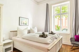 Postel nebo postele na pokoji v ubytování Großzügige 185m2-Altbauwohnung in Bestlage 7Zimmer-2Bäder-2Küchen-2WCs