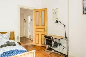 Postel nebo postele na pokoji v ubytování Großzügige 185m2-Altbauwohnung in Bestlage 7Zimmer-2Bäder-2Küchen-2WCs