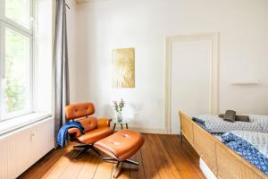 Postel nebo postele na pokoji v ubytování Großzügige 185m2-Altbauwohnung in Bestlage 7Zimmer-2Bäder-2Küchen-2WCs