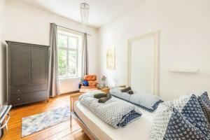 Postel nebo postele na pokoji v ubytování Großzügige 185m2-Altbauwohnung in Bestlage 7Zimmer-2Bäder-2Küchen-2WCs