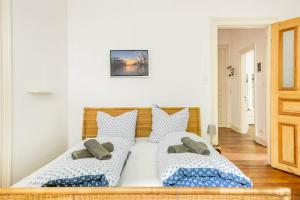 Postel nebo postele na pokoji v ubytování Großzügige 185m2-Altbauwohnung in Bestlage 7Zimmer-2Bäder-2Küchen-2WCs