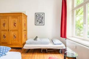 Postel nebo postele na pokoji v ubytování Großzügige 185m2-Altbauwohnung in Bestlage 7Zimmer-2Bäder-2Küchen-2WCs