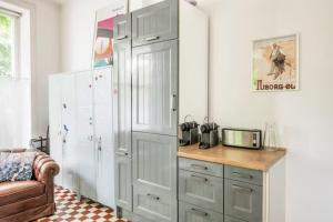 Kuchyň nebo kuchyňský kout v ubytování Großzügige 185m2-Altbauwohnung in Bestlage 7Zimmer-2Bäder-2Küchen-2WCs